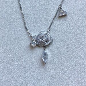 Elegant Silver Floral Pendant Necklace